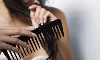 Những thói quen khiến tóc nhanh bết và nhiều gàu