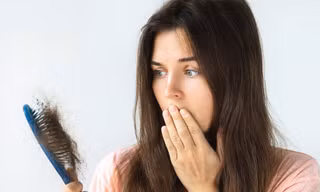 Mỗi ngày rụng cả nắm tóc là hiện tượng tự nhiên hay dấu hiệu bất thường?