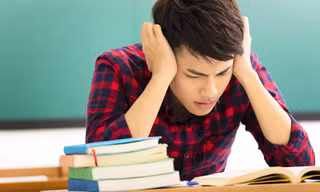 Làm sao để giúp con tránh trầm cảm trong mùa thi?