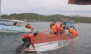 Tàu du lịch lật ở vịnh Nha Trang, 2 người tử vong 