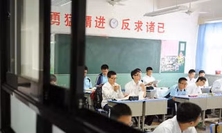 Nam - nữ sinh phải cách xa nhau ...nửa mét