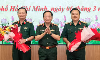 Bàn giao chức vụ Bí thư Đảng ủy, Chính ủy Quân khu 7