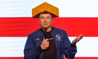Tỷ phú Elon Musk xuất hiện ở Green Bay, bang Wisconsin, ngày 30/3. (Ảnh: AP) 