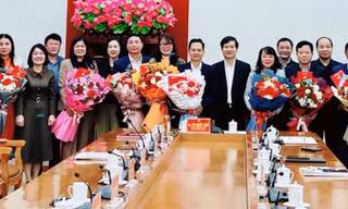12 cán bộ cấp xã, phường TP. Hạ Long xin nghỉ hưu trước tuổi