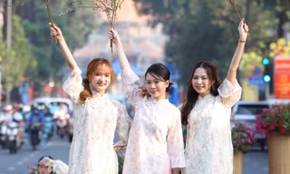 Thiếu nữ Sài thành diện áo dài Tết xuống phố 