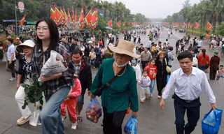 Hàng vạn người dân đổ về Đền Hùng dâng hương