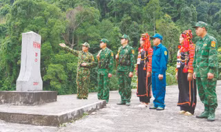 Cán bộ, chiến sĩ Trạm biên phòng Kẻng Mỏ cùng với nhân dân bảo vệ vững chắc biên cương, nơi con sông Đà chảy vào đất Việt
