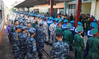 Người dân Khánh Hòa nồng nhiệt đón chào đoàn tàu chở lực lượng diễu binh dịp 30/4