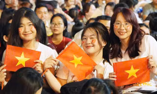 TP. HCM: Đêm không ngủ trước giờ G Đại lễ 30/4 - Biển người chờ đón Kỷ niệm 50 năm Ngày Giải phóng miền Nam