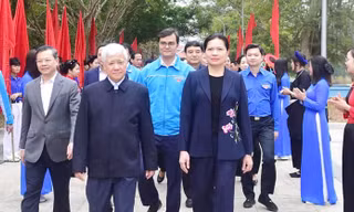 Chủ tịch Ủy ban T.Ư MTTQ Việt Nam dâng hương tại Lán Nà Nưa, Tuyên Quang