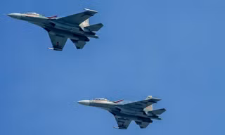 Tiêm kích Su-30MK2 chao lượn trên bầu trời TP. HCM, sẵn sàng cho Đại lễ 30/4