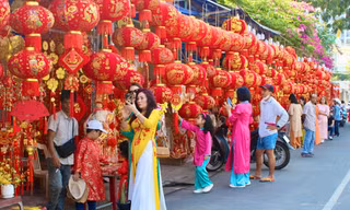 ‘Nàng thơ’ phố biển Nha Trang nô nức diện áo dài chụp ảnh đón xuân