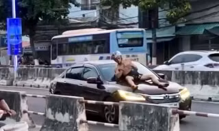 Một người nước ngoài nhảy múa trên đường, đập phá xe ô tô tại Nha Trang