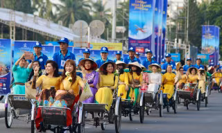 1.500 người diện áo dài, đi xích lô quanh phố biển Nha Trang