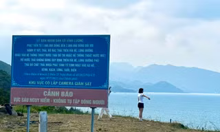 Vô tư chụp ảnh, ngắm cảnh sát mép vực 'tử thần' tại Nha Trang 