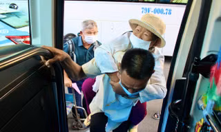 Chuyến xe nghĩa tình 0 đồng đưa bệnh nhân nghèo về quê ăn Tết