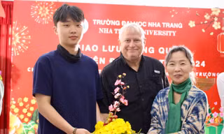 Sinh viên nước ngoài hào hứng tìm hiểu Tết Việt