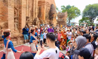 Du khách mê mẩn khám phá văn hóa Chăm giữa lòng phố biển Nha Trang