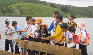 Khi người dân cưỡi bè, đu dây