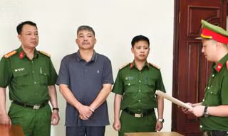 Chủ tịch và phó chủ tịch xã bị bắt vì để ‘cát tặc’ lộng hành