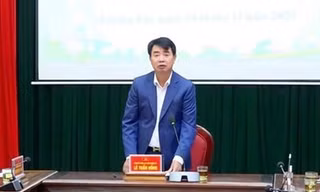 Ông Lê Tuấn Hồng - Tỉnh ủy viên, Bí thư Huyện ủy Lương Tài chủ trì hội nghị lấy phiếu tín nhiệm đối với cán bộ lãnh đạo, quản lý.