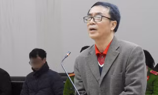 Ông Trần Hùng ở nhà riêng vào thời điểm kẻ môi giới khai đưa tiền tại phòng làm việc?
