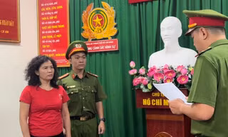 Bà Hàn Ni thời điểm công an tống đạt quyết định khởi tố, bắt tạm giam.