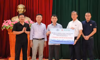 Báo Tiền Phong cùng nhà hảo tâm chia sẻ khó khăn với bà con vùng ngập lụt Chương Mỹ
