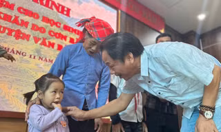 Trao sổ tiết kiệm cho học sinh mồ côi do bão Yagi tại Văn Bàn, Lào Cai