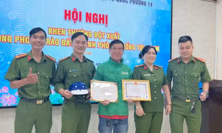 Nghi gói hàng chứa ma túy, tài xế xe ôm chở thẳng đến công an 