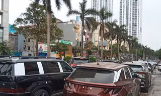 Hà Nội: Ô tô xếp hàng dài trên đường chờ đăng ký