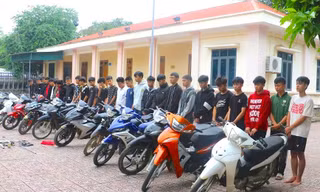 Bắt 'nóng' nhóm thanh niên mang kiếm, phóng lợn tấn công người đi đường