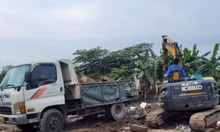 Hà Nội: Buộc đối tượng đổ trộm trạc thải trên đất dự án công viên trả lại nguyên trạng