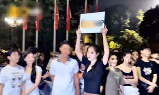 Ngang nhiên quảng cáo cờ bạc ở phố đi bộ Hồ Gươm 