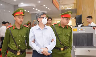 Cảnh sát dẫn giải cựu Bộ trưởng Y tế Nguyễn Thanh Long đến tòa phúc thẩm