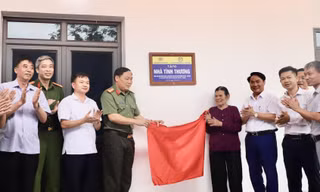 Lãnh đạo Công an tỉnh Bắc Giang và Công an thị xã Việt Yên bàn giao ngôi nhà mới cho bà Bàn.