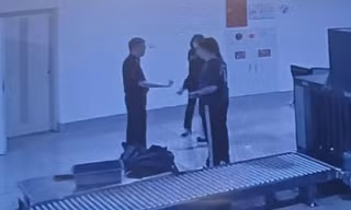 [CLIP] Người đàn ông ngoại quốc moi thỏi kim loại màu vàng ký hiệu 9999 ra khỏi vùng kín 