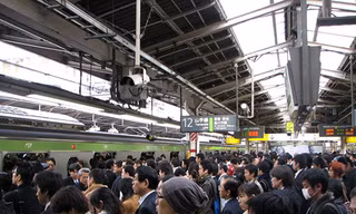 Giờ cao điểm ở ga tàu điện ngầm Shinjuku của Nhật Bản. Đây là ga tàu điện đông nhất thế giới với gần 3,8 triệu khách mỗi ngày năm 2008. Ảnh: wikipedia