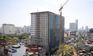 Cách chức, điều chuyển nhiều cán bộ liên quan cao ốc sai phép 8B Lê Trực