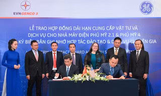 Đại diện Tổng Công ty Phát điện 3 - EVNGENCO 3 và GE Việt Nam tại lễ ký hợp đồng.
