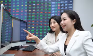 Cổ phiếu ngân hàng đua trần, lãnh đạo và người nhà mạnh tay 'gom hàng'