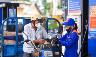 Giá xăng dầu tiếp tục giảm vào ngày mai?