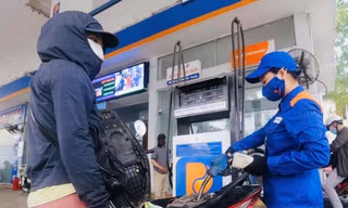 Giá xăng cao kỷ lục, gần 27.000 đồng/lít