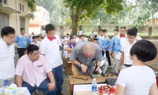 Ông Vũ Minh Tuân, TGĐ Công ty cổ phần đầu tư Huệ Tuân (áo đỏ) đang giữ hàng tỷ đồng của người lao động, sau đó bỏ trốn