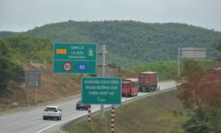 Lắp thêm biển cảnh báo 'tử thần' trên cao tốc Cam Lộ - La Sơn