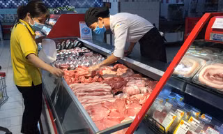 Giá lợn hơi giảm kỷ lục, vì sao người dân vẫn mua đắt?