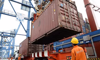 Nhiều lô hàng nông sản nằm chờ tại cảng do chưa được Trung Quốc cấp mã