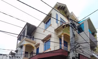 Một hộ dân nhà 3 tầng, điều kiện khá giả nhưng thuộc hộ cận nghèo, và nhận tiền hỗ trợ khiến người dân trong xã Phượng Dực bất bình