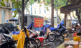 Bãi xe tự phát lại bủa vây vỉa hè các bệnh viện lớn ở Hà Nội