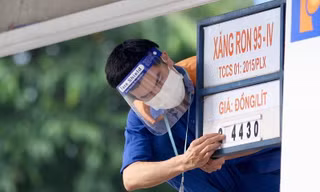 Giá xăng tiếp tục tăng, RON 95 vượt mốc 24.000 đồng/lít